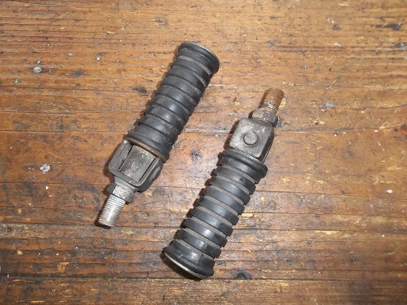Paire de reposes pied passager Yamaha 125 SR (10F)