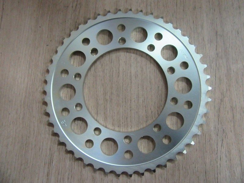 Couronne 46 dents neuve  Triumph 955i Tiger à partir de VIN 198875 (T2012535)