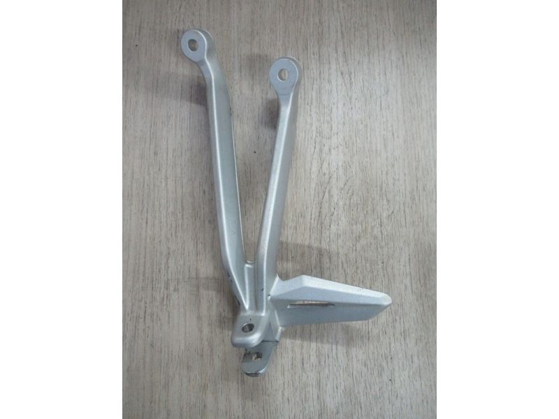 Platine repose pied arrière gauche Triumph 765 Street Triple 2017-2019 (T2081987)