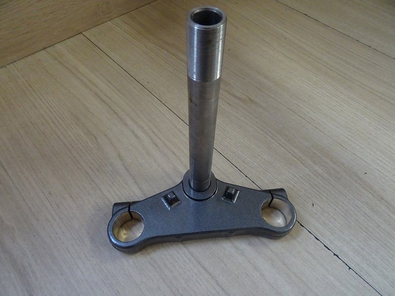 Té inférieur avec pivot Marzocchi Derbi 50 Senda 2004/2009 (00H00220011)