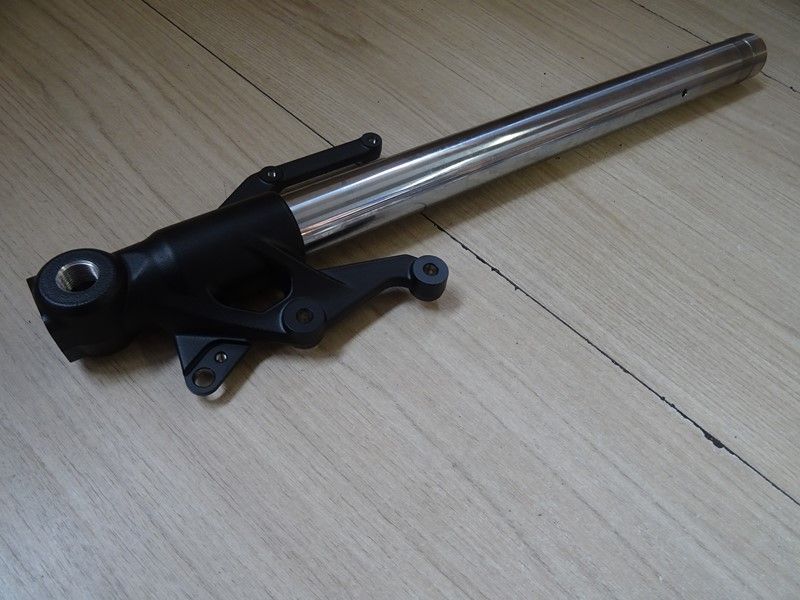 Tube de fourche gauche Triumph Street Triple 765 S 2017-2019 // 660 S 2019-2020 (T2049864)