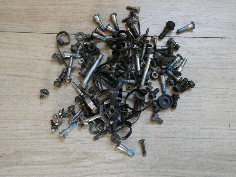 Lot de visserie divers Suzuki SV 650 1999/2002 JS1AV