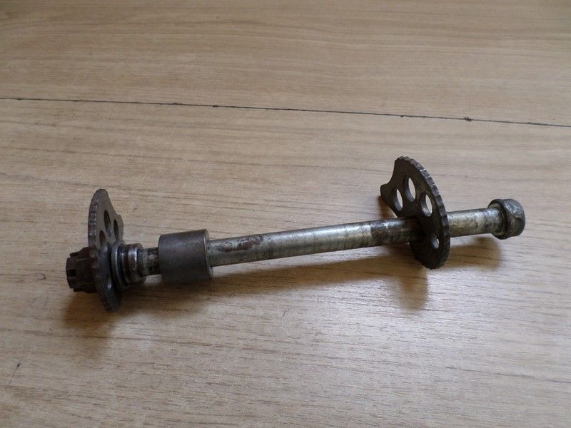 Axe de roue arrière Yamaha SR 125 type 10F 1982/2000