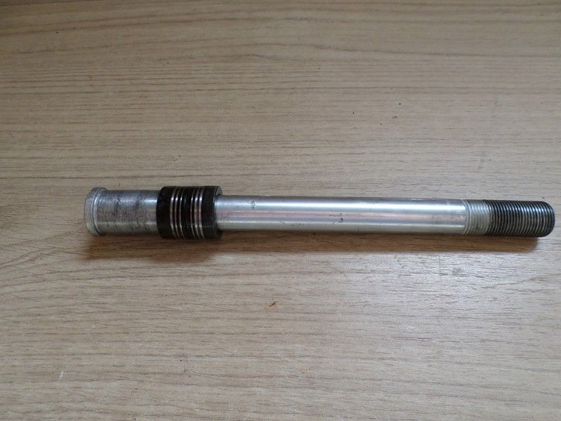 Axe de roue avant Kawasaki ER6n ER650CCD 2009/2011
