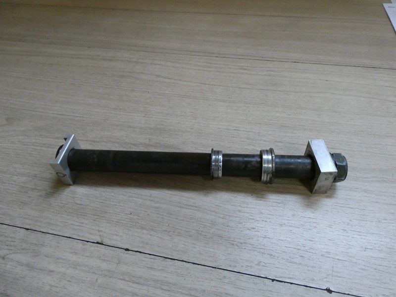 Axe de roue arrière Yamaha 1300 XJR 2004/2006 