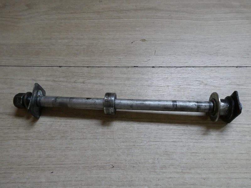 Axe de roue arrière Suzuki SV 650 1999/2002 JS1AV