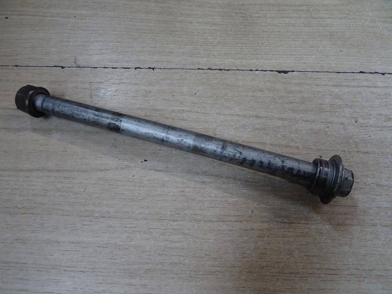 Axe de roue arrière Honda 650 Deauville RC47 1998/2001
