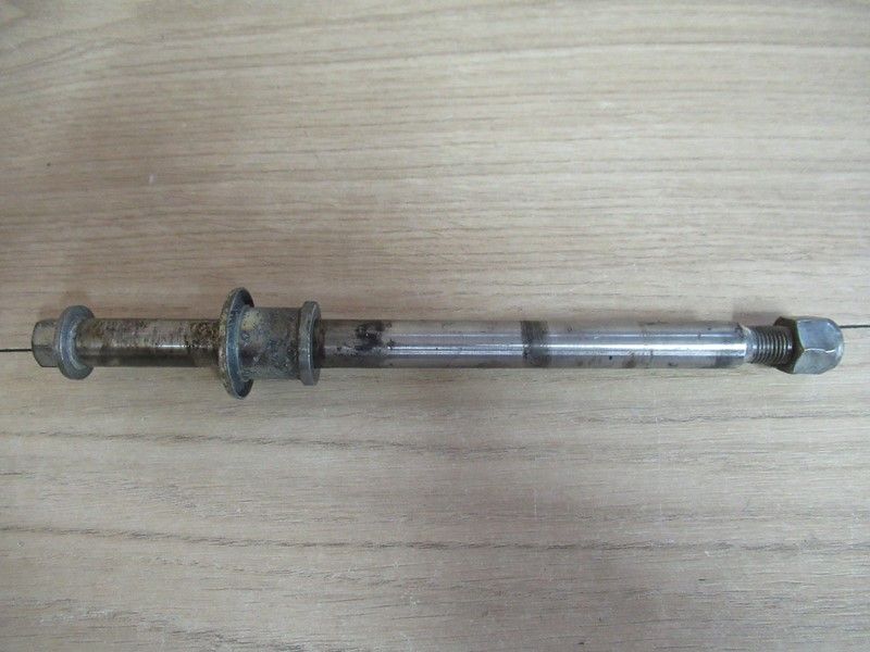 Axe de roue avant Suzuki DR 600 1985-1989