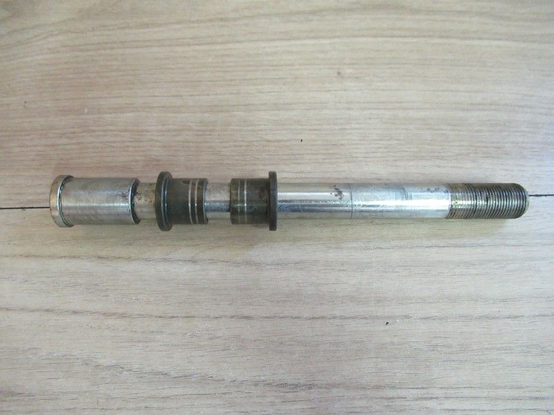 Axe de roue avant Kawasaki Z 750 2004-2006