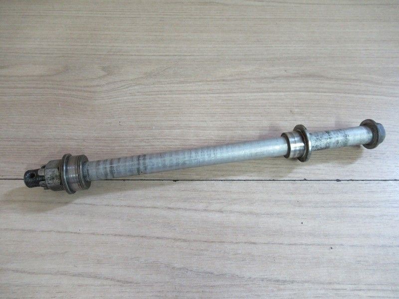 Axe de roue arrière Kawasaki Z 750 2004-2006