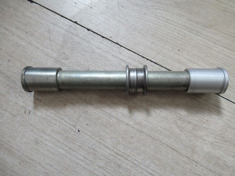 Axe de roue avant Kawasaki ZZR 1400 2006-2011