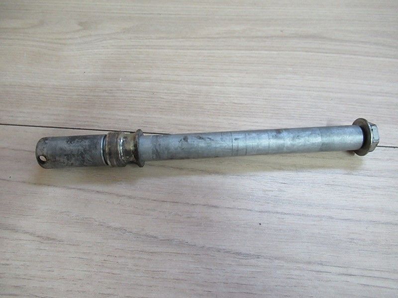 Axe de roue avant Honda PC800 1989-1993