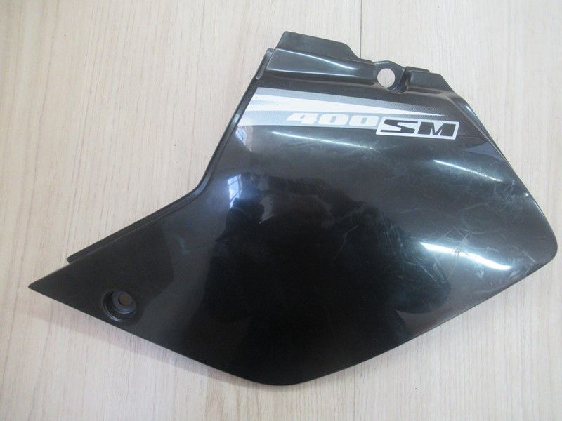 Cache latéral gauche Suzuki DR-Z 400 2000-2009 (47211-29F10)