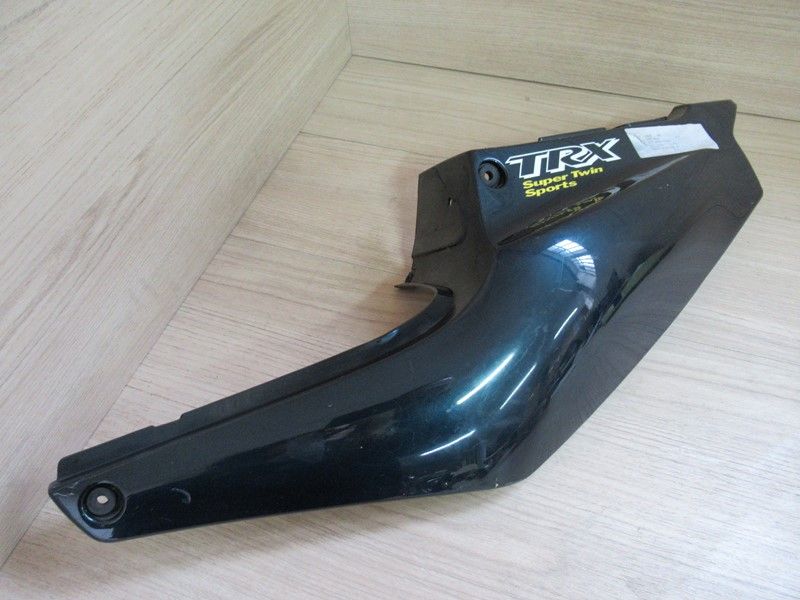 Cache latéral arrière gauche Yamaha 850 TRX (4UN) 1996-1997 (4NX-21711-00)