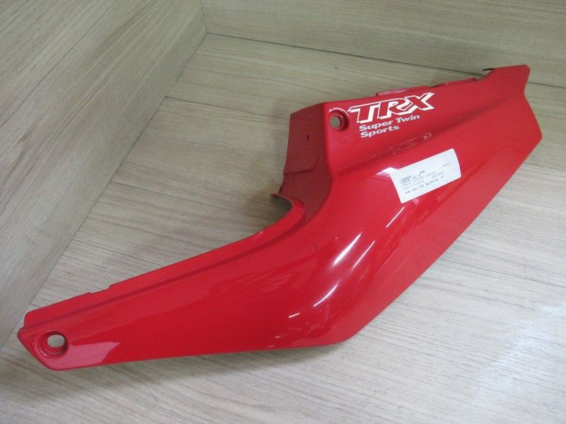 Cache latéral arrière gauche Yamaha 850 TRX (4UN) 1996-1997 (4NX-21711-00)
