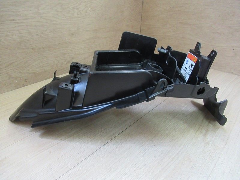 Partie interne de garde boue arrière Honda 125 CBF 2009-2013 (80100-KWFF-9500)