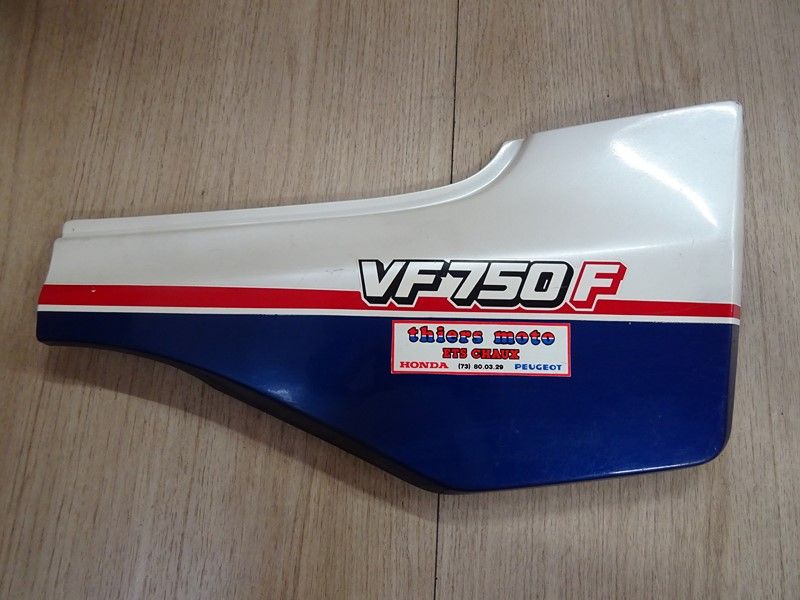 Cache latéral droit Honda VF 750 F 1983-1985 (83500-MB2-0100)
