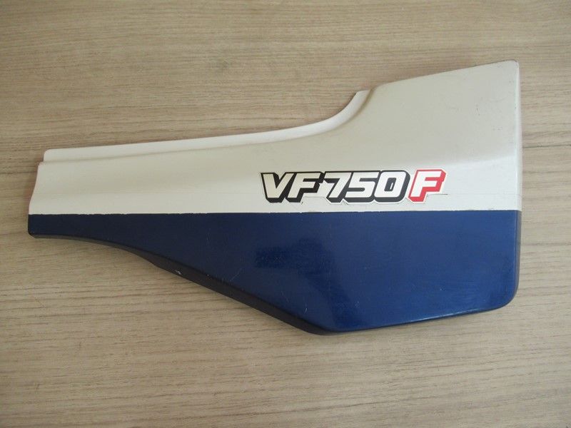 Cache latéral droit Honda VF750F 1983-1985 (83600-MB2-0100)