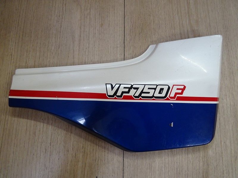 Cache latéral droit Honda VF 750 F 1983-1985 (83600-MB2-0100)