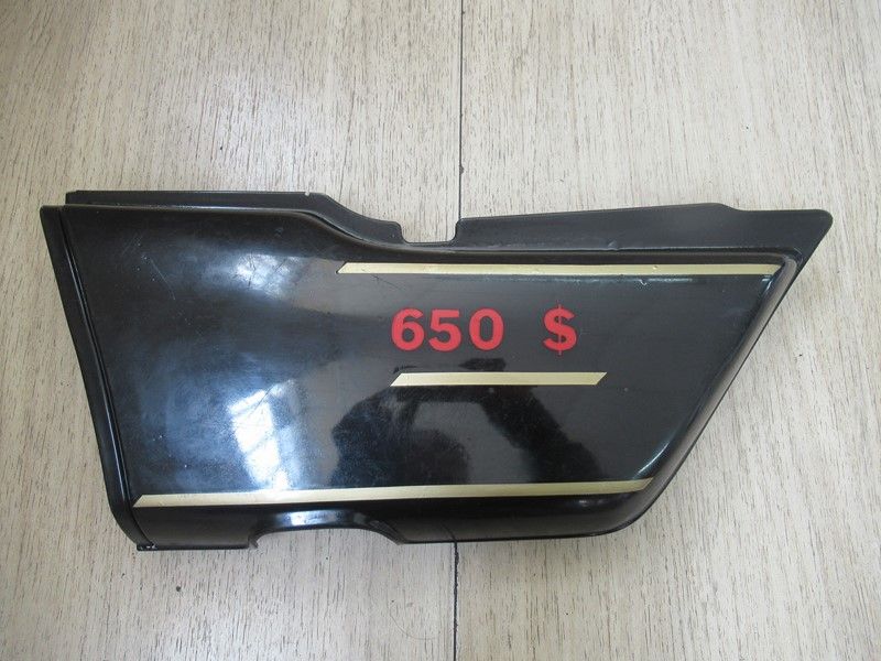 Cache latéral gauche Honda CB 650 1979-1981 (83700-426
)