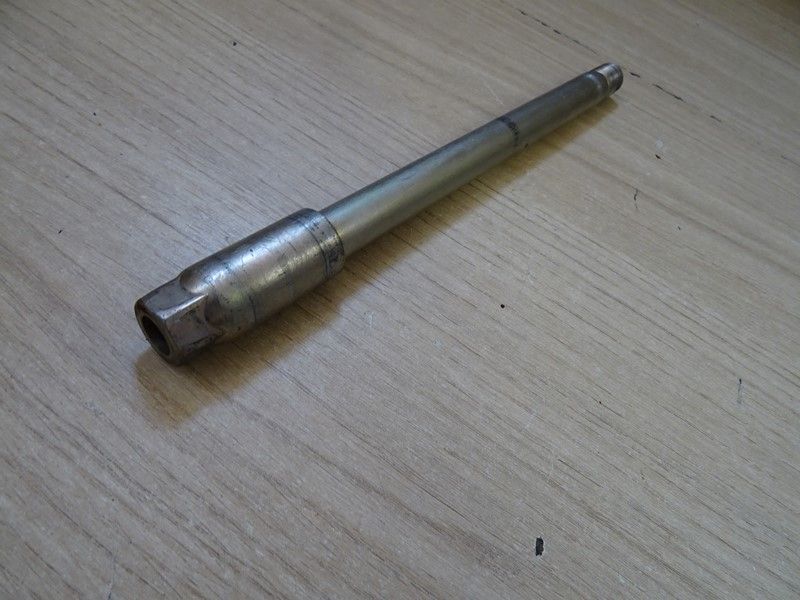 Axe de roue avant Triumph Bonneville T100 2005/2016