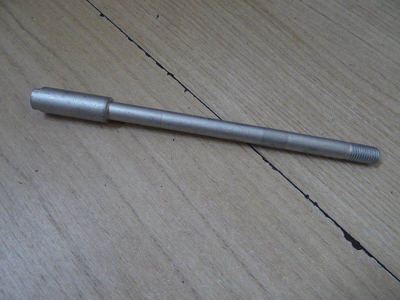 Axe de roue avant Gilera SMT RCR 50 2006 (00H01203272)