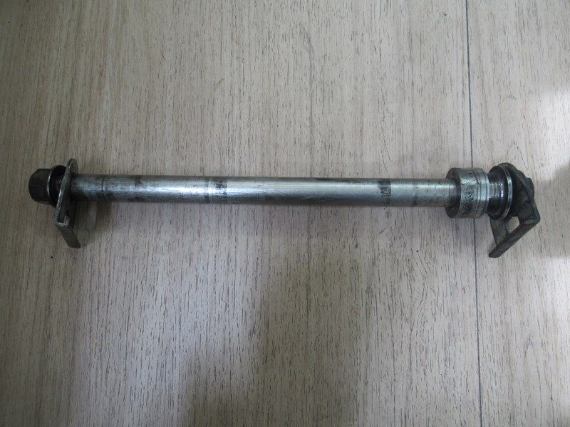 Axe de roue arrière Suzuki 600 Bandit 1995-1999