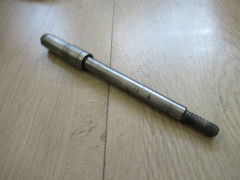 Axe de roue avant Honda 500 VTC 1983/1986 (PC08)