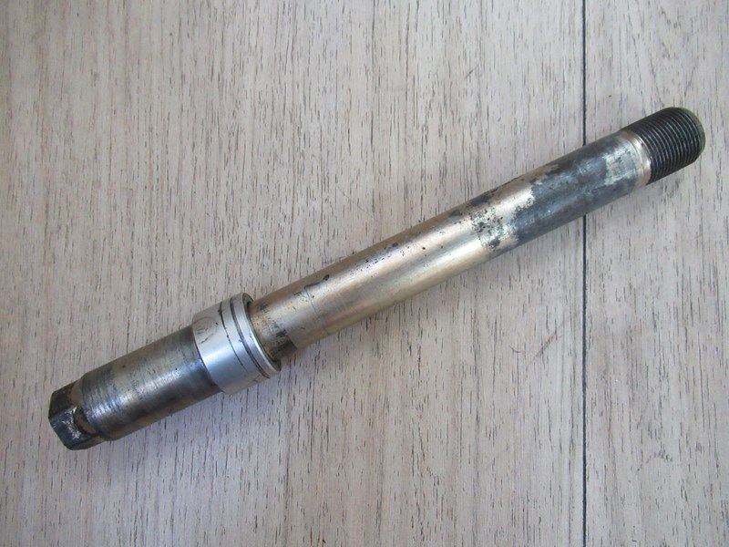 Axe de roue avant Triumph 955 Sprint ST 1999-2004