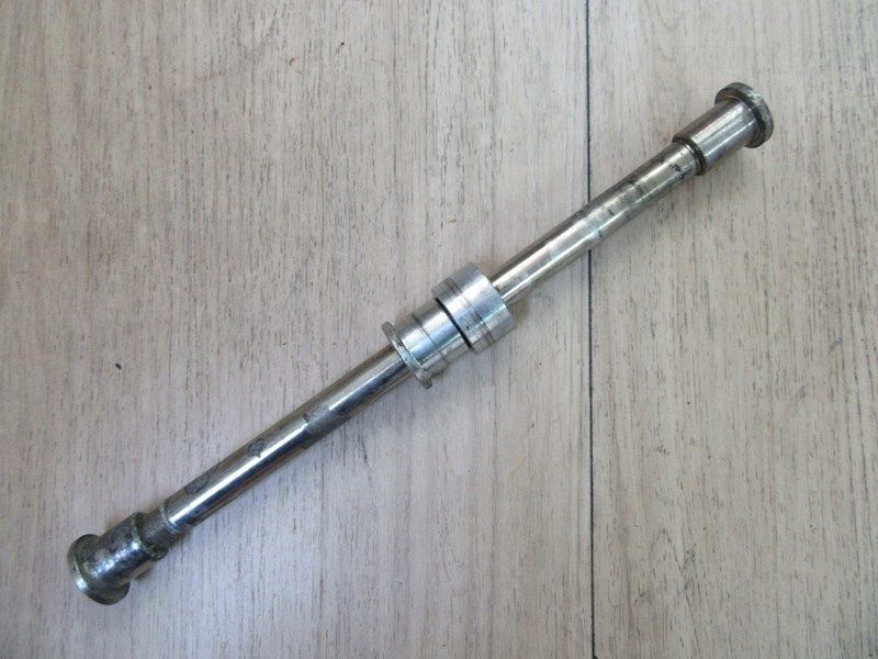 Axe de roue arrière Kawasaki 750 Zephyr 1991-1994