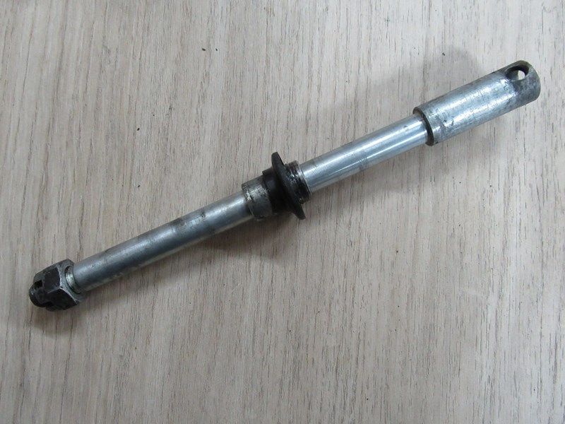 Axe de roue avant  Yamaha 600 XT (43F) 1984-1986