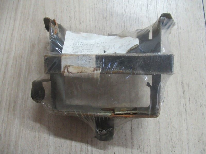 Bac à batterie Suzuki 600 DR (SN41A) 1985-1989