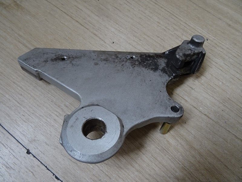 Platine support d'étrier de frein arrière Honda CB 500 type PC32 1996/2003 