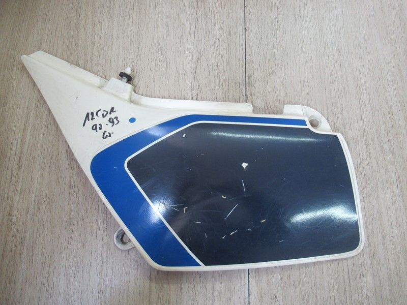 Cache latéral gauche Suzuki 125 DR 1990-1993