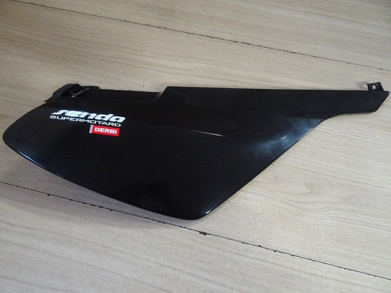 Cache latéral droit Derbi Senda 50 (00H00505071)