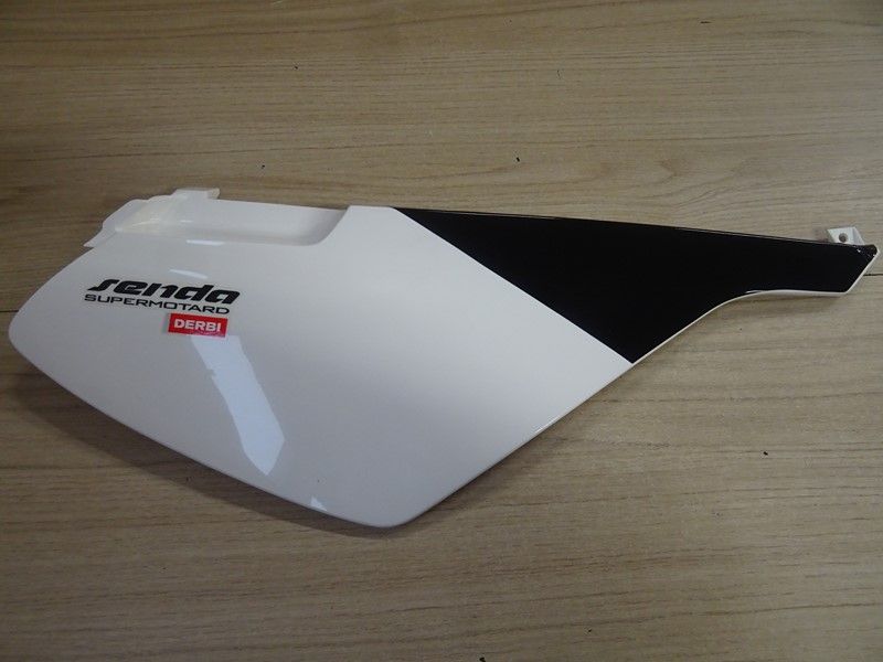 Cache latéral droit Derbi Senda SM X-RACE 50 cc 2007 (86353310W0B5)