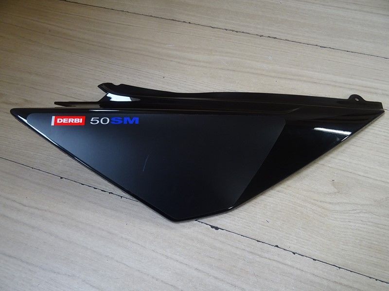 Cache latéral droit Derbi Senda 50SM 2005 (00H005576925)