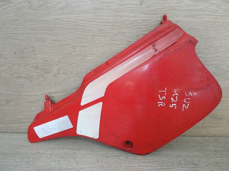 cache latéral gauche Suzuki TS 125 R type SF15A 1989/1994 (47211-03D00)