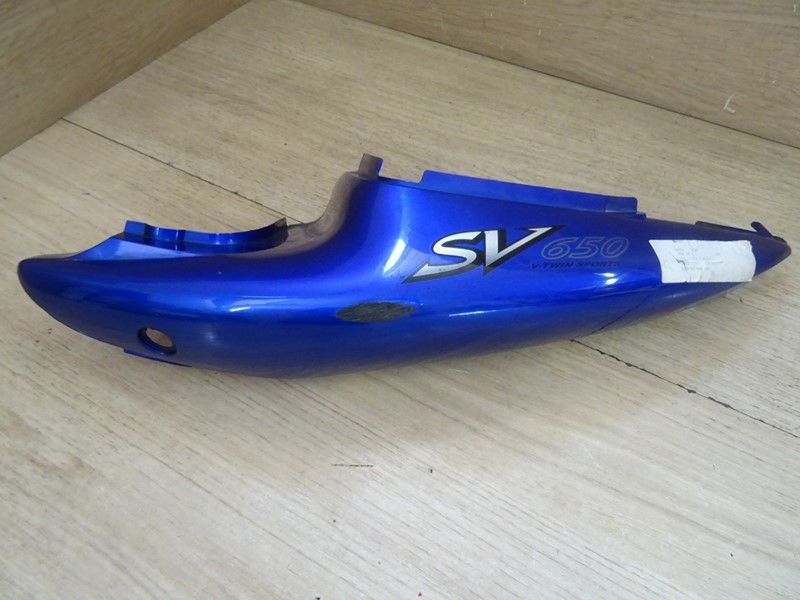 Cache latéral gauche Suzuki SV 650 type JS1AV 1999/2002 ('45511-19F)