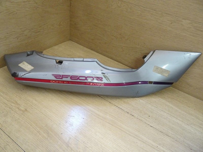 Cache latéral droit Suzuki RF600R type GN76D 1993/1996 (47111-21E00)