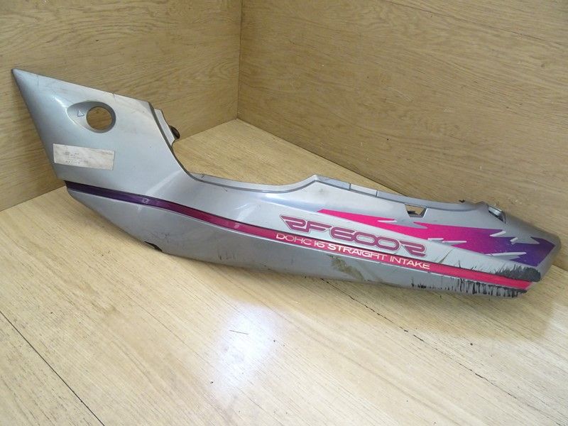 Cache latéral gauche Suzuki RF600R type GN76D 1993/1996 (47211-21E00)