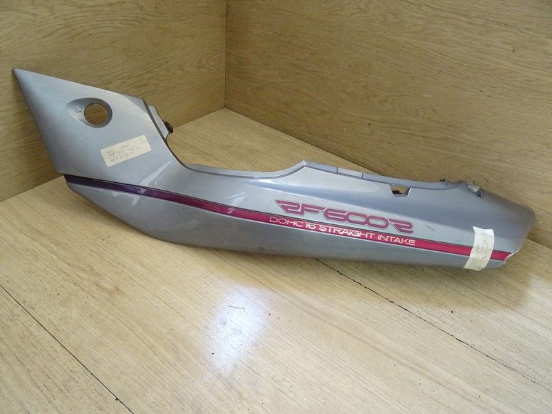 Cache latéral gauche Suzuki RF600R type GN76D 1993/1996 (47211-21E00)