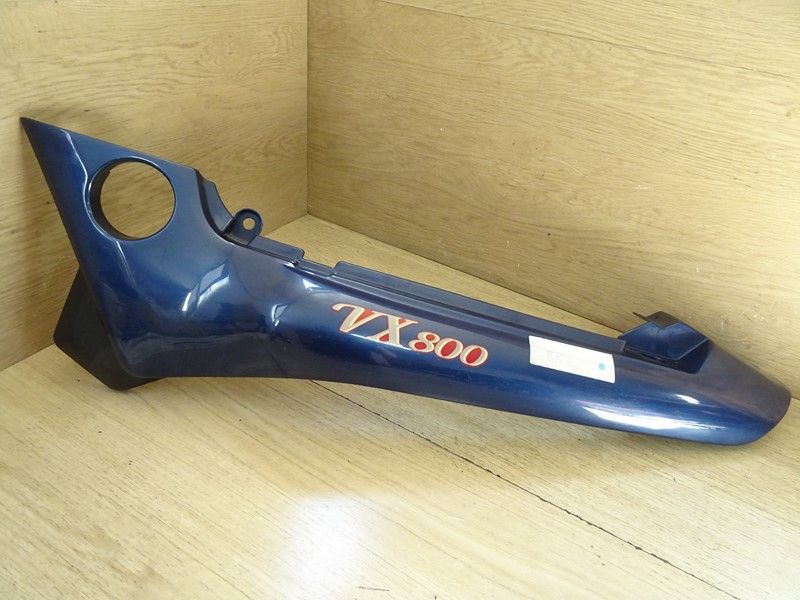 Cache latéral gauche Suzuki VX 800 (VS51A) 1990/1994 (47211-45C0)