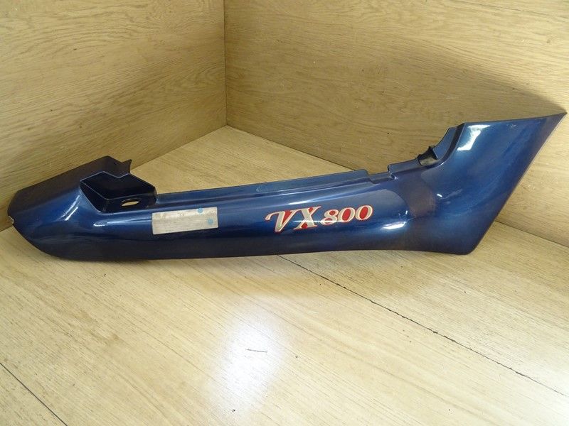 Cache latéral droit Suzuki VX 800 (VS51A) 1990/1994 (47111-45C0)