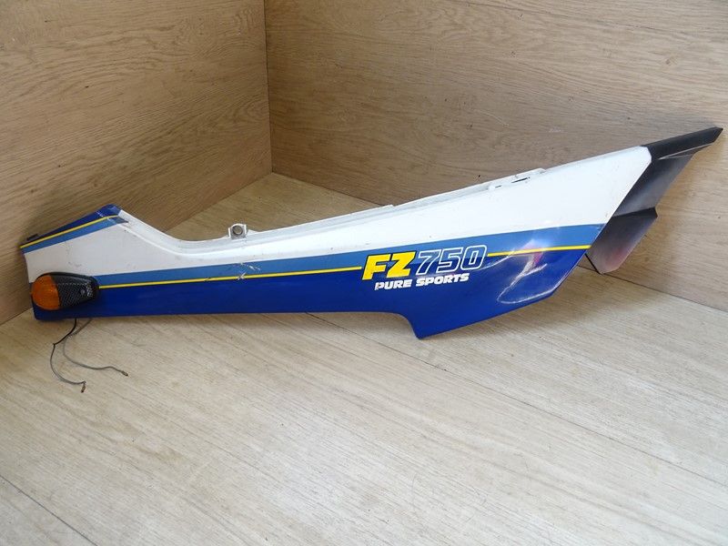 Cache latéral droit Yamaha 750 FZ 1985-1986