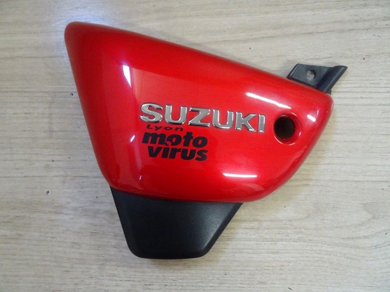 Cache lateral gauche Suzuki GZ 125 Marauder type AP111, AP171, AP211 1998/2010 (47211-12FL)