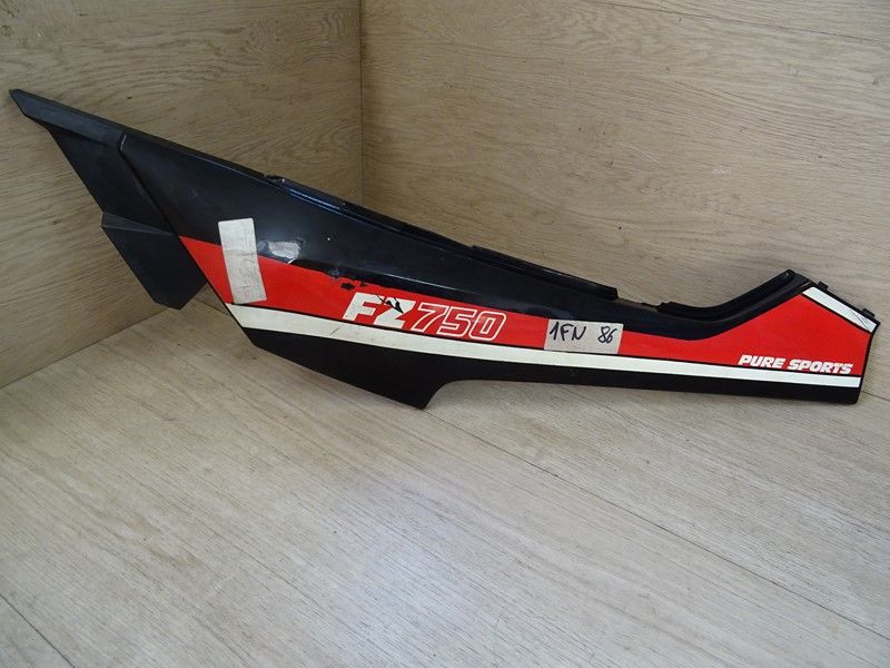 Cache latéral gauche Yamaha 750 FZ 1985-1986