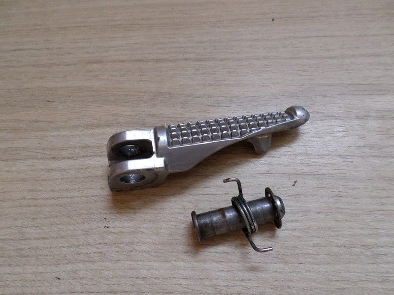 Repose pied avant droit Kawasaki ZX6R 636 ZX636CCA 2005/2006