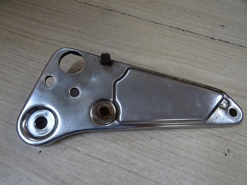 Platine repose pied passager arrière gauche Suzuki GS 650 E 1981/1983