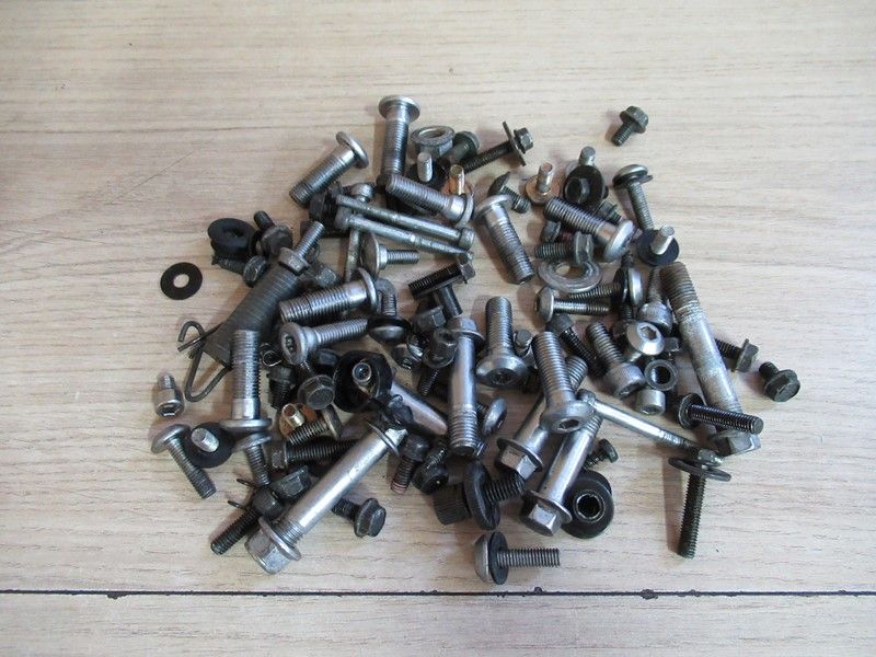 Petit lot de vis Kawasaki Z 750 2004-2006